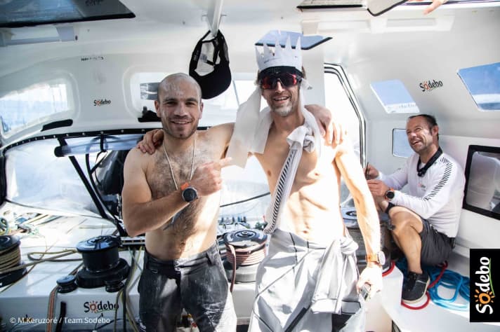   Le capitaine de bateau François Duguet joue le roi Neptune et baptise le nouveau venu sur l'équateur Corentin Horeau (à g.)