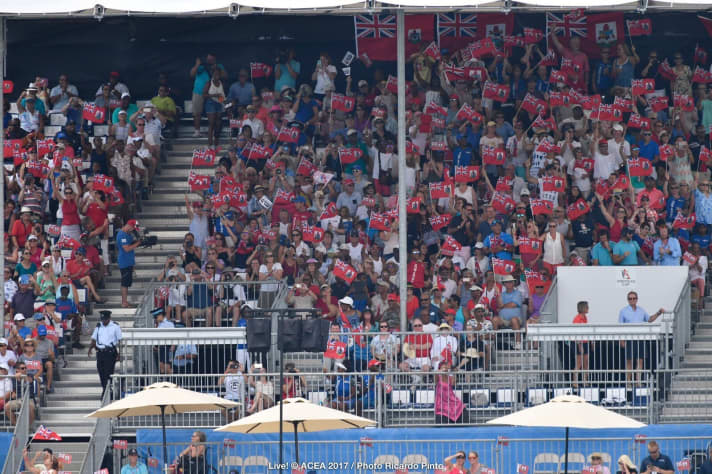   Welchem Team die Herzen der Fans auf Bermuda gehörten, zeigen die Flaggen deutlich: den eigenen Helden vom Team BDA