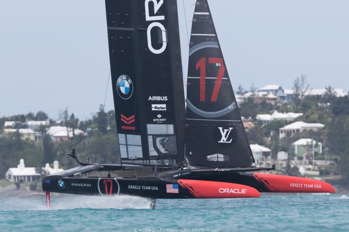   Un'immagine di allenamento di Oracle Team USA con il "17" di questa settimana: i campioni in carica hanno trascorso molto tempo in acqua per provare le manovre