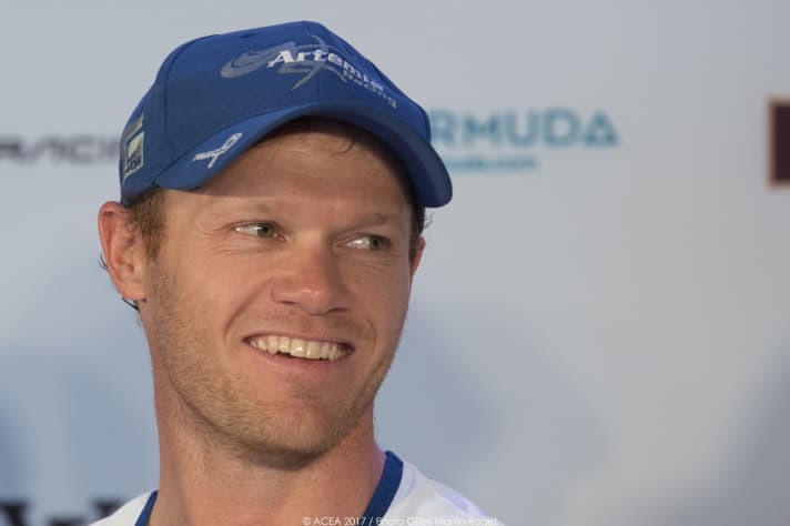   Ecco come appaiono il sollievo, la felicità e la nuova fiducia in se stessi: Il timoniere di Artemis Nathan Outteridge è felice per le due vittorie della sua squadra.