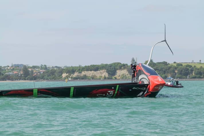   Chaviré à l'entraînement, mais vite remis sur pied : l'Emirates Team New Zealand avec le skipper et champion du monde de 49er Peter Burling