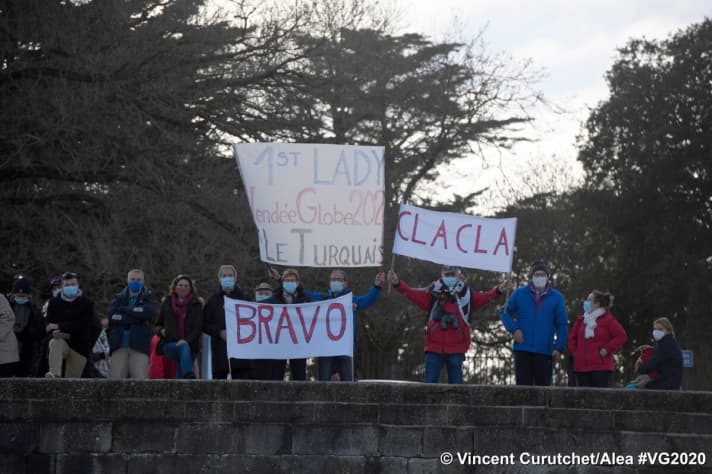   Dans le coin des fans de Clarisse Crémer, ils l'affichent : La Française est la skipper la plus performante de l'actuel Vendée Globe, mais elle a elle-même rappelé la malchance dont ont souffert ses camarades Sam Davies et Isabelle Joschke