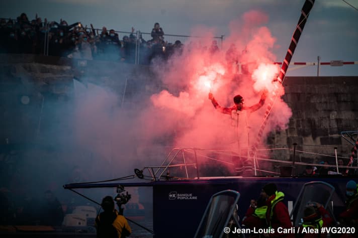   Like a conductor on her own forecastle: Clarisse Crémer in the red light of the cheering Bengalos