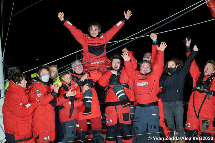   Bestaven und sein Team genießen den süßen Triumph
