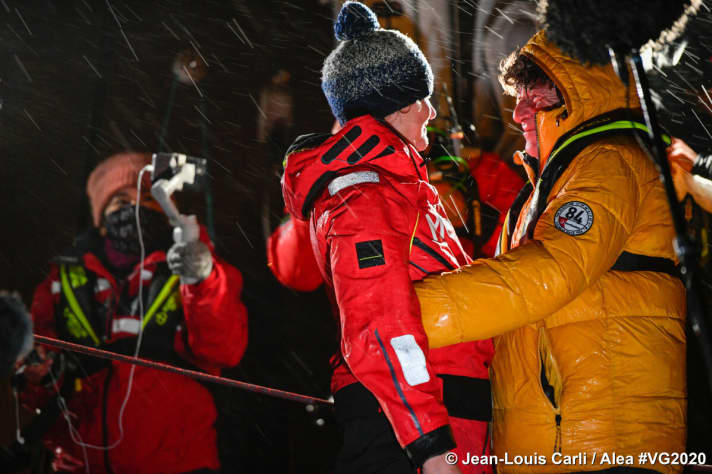   Mieux qu'une adoubement : le roi du Vendée Globe, Jean Le Cam, est venu féliciter personnellement Pip Hare pour sa performance, par une nuit glaciale.