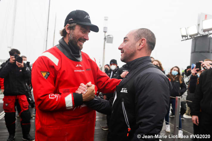   Boris Herrmann und Damien Seguin beglückwünschen sich gegenseitig nach der Zielankunft in Les Sables-d'Olonne