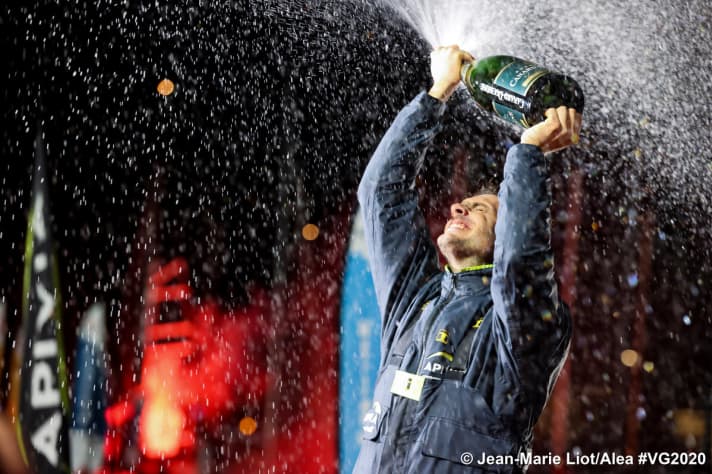   Premier à l'arrivée et deuxième au classement final : Charlie Dalin a réussi une première remarquable au Vendée Globe