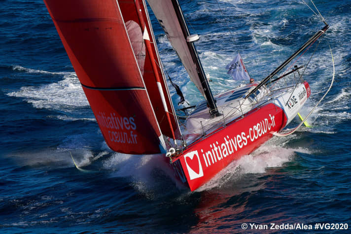   Im roten "Kleid" selten zu übersehen: Sam Davies' Imoca "Initiatives – Cœur" ist bereits zehn Jahre alt, wurde aber stark überarbeitet und mit modernen Foils ausgestattet