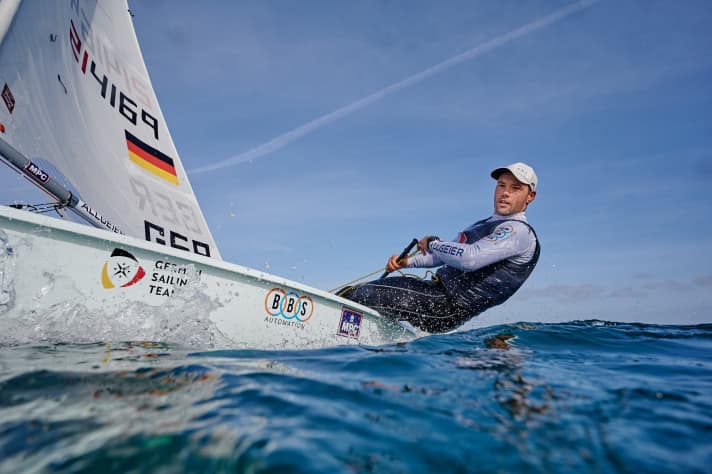   Philipp Buhl aime la voile laser parce que la compétition est "impitoyable et honnête".