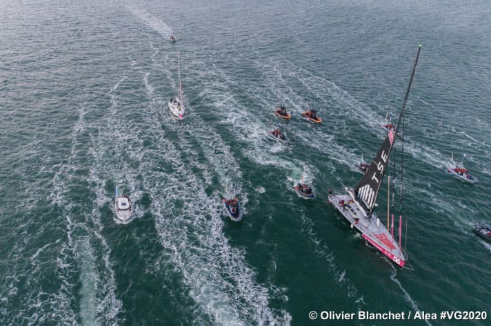   Le "TSE - 4MyPlanet" d'Alexia Barrier sur la bonne voie avec un nombre croissant de bateaux accompagnateurs et de supporters