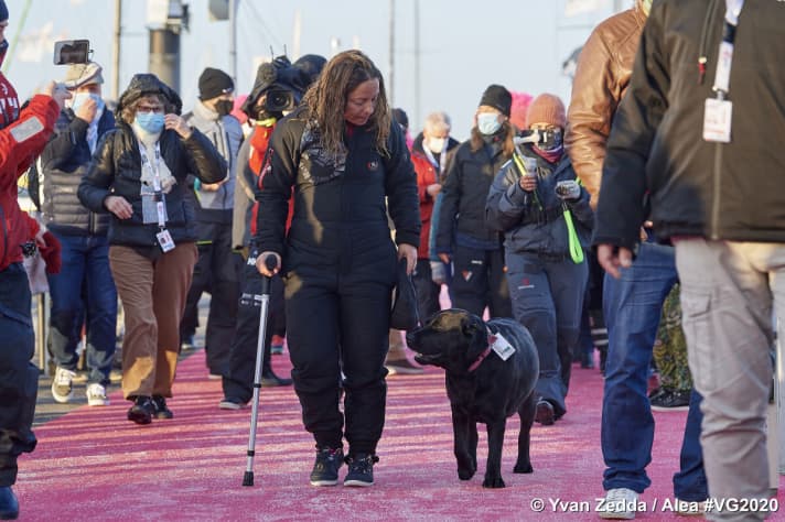   Alexia Barrier lascia il molo con il dolore alla schiena su una stampella e accompagnata dal suo cane Nikka