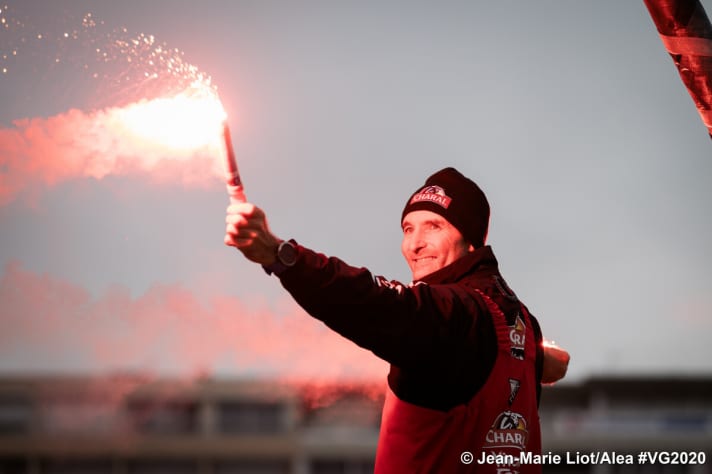   Un bengale pour Beyou : Le skipper de "Charal" fête son arrivée aux Sables-d'Olonne