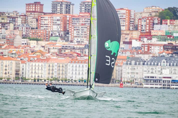   Erik Heil und Thomas Plößel vor Santander in ihrem Element. Das Duo vom Norddeutschen Regatta Verein hinterließ trotz Plößels Nasenbruch einen starken Eindruck beim Test in Spanien