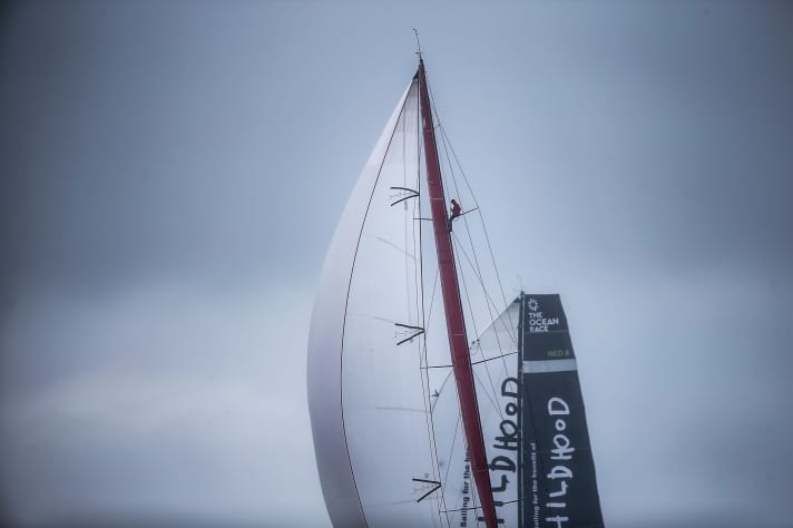   Come alla partenza, i "wind spotter" sono stati ancora una volta in azione nel finale piatto e impegnativo della prima tappa.