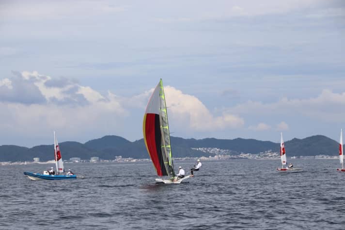   The first "ride" in the Olympic area: Erik Heil and Thomas Plößel in the 49er in Sagami Bay