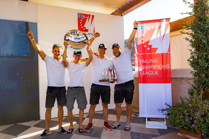   I giovani campioni finlandesi festeggiano il campionato