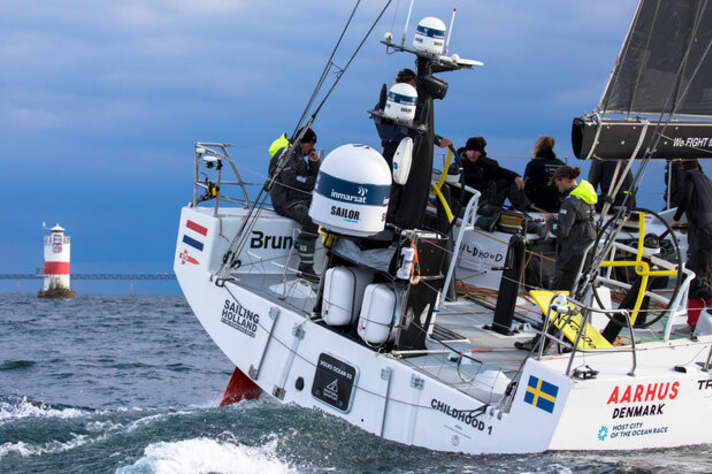   Bouwe Bekking et son équipage 2019 lors de leur course record sur le VO65 "Childhood II
