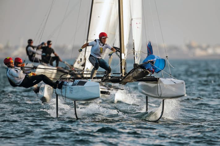   Si un instantané peut illustrer le dur labeur d'une équipière d'avant Nacra-17 comme Alica Stuhlemmer d'Altenholz près de Kiel, c'est bien celui-ci ! A la barre, Paul Kohlhoff met les gaz