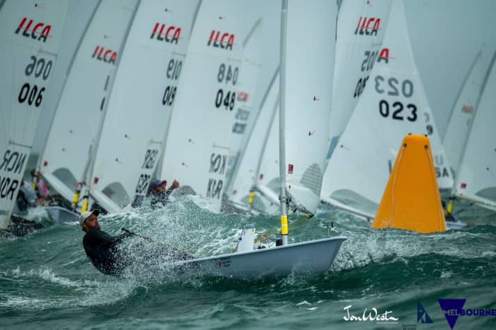   Le document relatif au plus grand succès de Buhl jusqu'à présent : ici, le barreur de SCAI navigue de manière spectaculaire au large de Melbourne pour remporter le titre de champion du monde 2020.