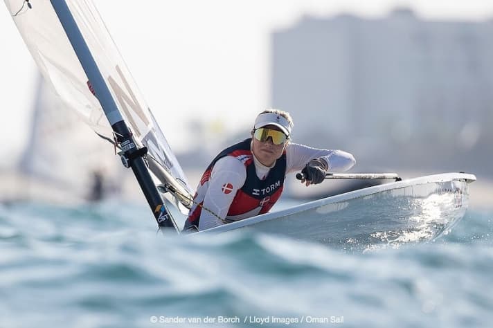   La campionessa olimpica Anne-Marie Rindom è uscita dal campo di gara per le medaglie nell'ultimo giorno dei Campionati del Mondo, con i venti leggeri e impegnativi dell'Oman.