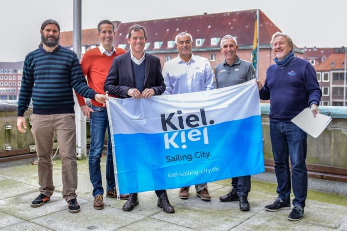   Das Statement-Bild nach der Vertragsunterzeichnung: Kiels Oberbürgermeister Ulf Kämpfer (4.v.r.) und seine Mitstreiter