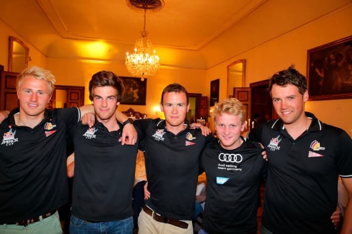   Uno sguardo indietro ai 25 anni di Match Race Germany: nel 2013 - all'epoca ancora senza titoli mondiali Laser e medaglie di bronzo olimpiche 49er - i velisti olimpici tedeschi di maggior successo dell'ultimo decennio hanno gareggiato da giovani nel classico match race tedesco (da destra): Il timoniere ed esperto di Laser Philipp Buhl, il timoniere di 49er Justus Schmidt, Michael Seifarth, il prodiere di 40er Max Boehme e il vice campione del mondo di 49er Erik Heil. I nuovi arrivati hanno imparato molto, si sono goduti l'esperienza, ma hanno anche fatto la gavetta, essendo undicesimi in un campo di dodici squadre di professionisti.