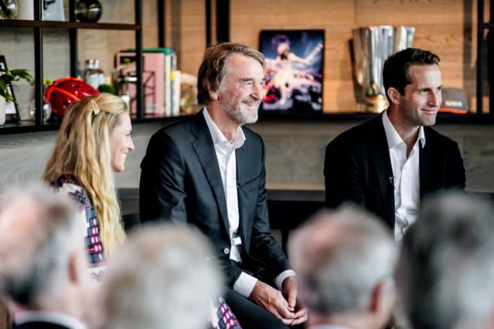   Les nouveaux patrons de Fischer : Sir Ben Ainslie et le propriétaire de l'écurie Jim Ratcliffe lors de la présentation de l'équipe, animée par Georgie Ainslie