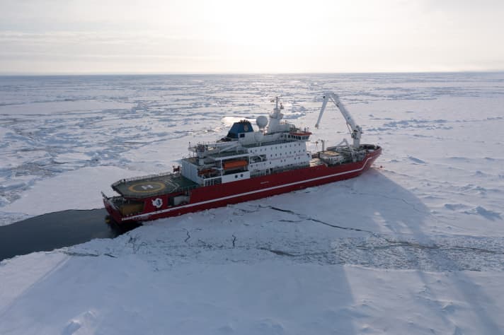   Grâce au brise-glace sud-africain "S.A. Agulhas II", l'équipe de chercheurs a pu accéder à l'épave de l'"Endurance".