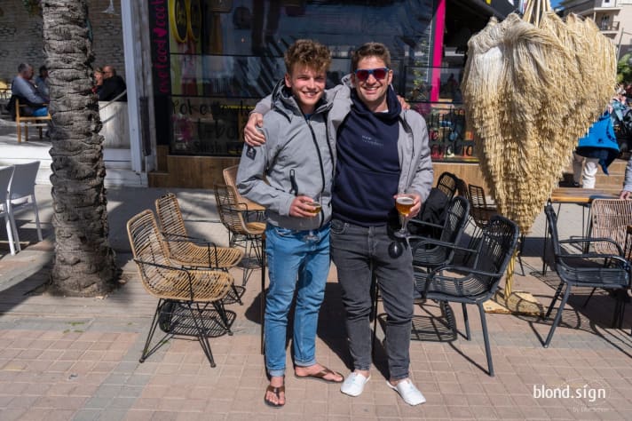   Happily rescued and back on land, where they are waiting in Palma de Mallorca for news about the boat rescue: mini-skippers Melwin Fink and Marc Menzebach
