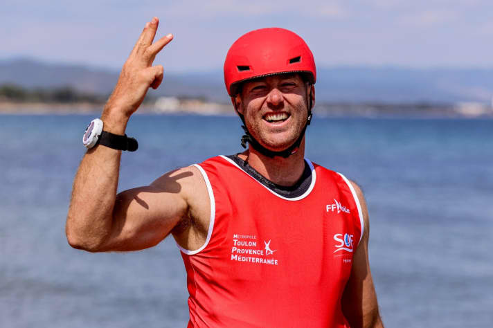   Felice alla fine, anche se avrebbe voluto disputare la finale del nuovo iQFoiler olimpico, che è stata annullata per una battuta d'arresto: Sebastian Kördel mostra con le dita il suo terzo posto