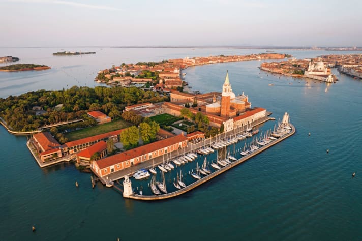 Marina San Giorgio La marina la plus spectaculaire en première ligne, au pied de l'imposant campanile de l'île et en face de la place Saint-Marc. Grâce à la taille du bateau, les frais d'amarrage sont supportables ; dans toutes les marinas, ils s'élevaient à environ 50 euros la nuit. Selon la direction du vent et le lieu d'amarrage, il y a toutefois un peu de cabotage dans le port étroit. Mais il suffit d'un arrêt en vaporetto pour se retrouver en plein centre de Venise !