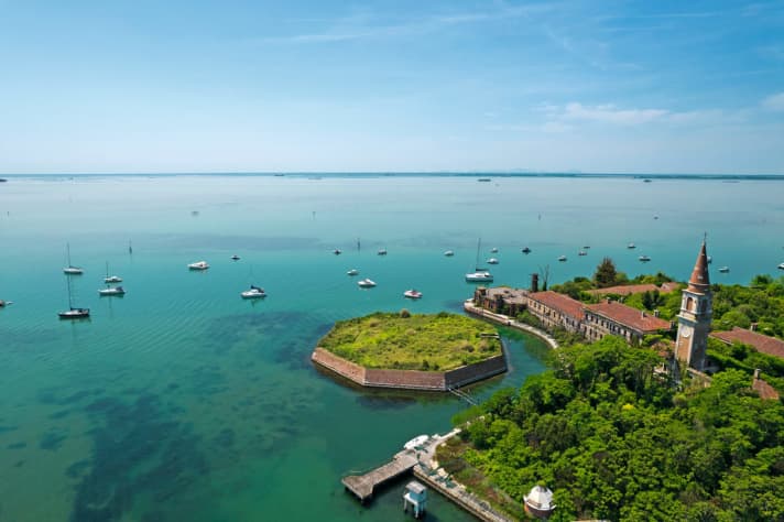 Mouillage Isola Poveglia Cette île enchantée se trouve à tribord du Canale di Santo Spirito vers le sud. Le week-end, de nombreux bateaux jettent l'ancre devant sa rive ouest, car les mouillages tranquilles dans la lagune sont plutôt rares. Pour ceux qui le souhaitent, l'île est accessible en annexe.