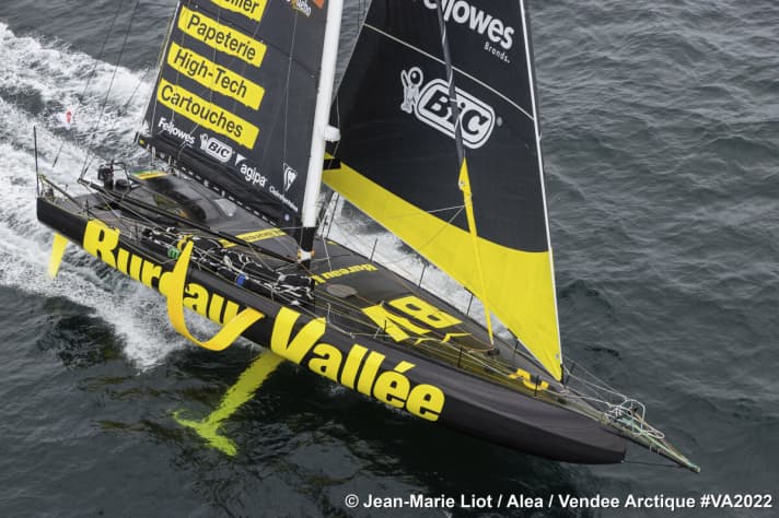   Belle vue sur le rapide aileron noir et jaune de Sam Manuard par Louis Burton