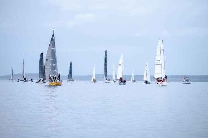   Das Feld der R2AK-Teilnehmer. Aktuell sind nur noch  34 Boote "ready to start"