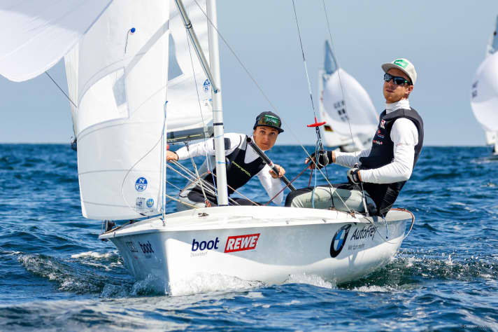   Les Autrichiens Lara Vadlau et Lukas Mähr, quatrièmes, se battent également pour une place sur le podium en 470 mixte à la Kieler Woche. Tout comme les Suisses Yves Mermod et Maja Siegenthaler, cinquièmes.