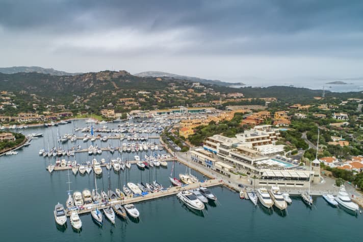   Le Yacht Club Costa Smeralda, hôte de la Coupe du monde, et son port, vus du ciel