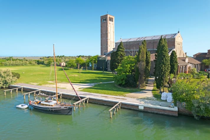 Torcello Nella laguna settentrionale il traffico di traghetti e la densità di navi diminuiscono. Davanti alla cattedrale ci sono alcuni ormeggi, spesso occupati da case galleggianti in estate. In bassa stagione, non è stato un problema costeggiarla. Sull'isola si trova la "Locanda Cipriani", gestita dal proprietario del famoso "Harry's Bar" di Venezia: buona, ma costosa.