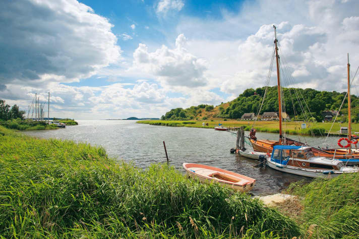 Der von Schilf gesäumte Anleger in Seedorf am Beginn des Durchstichs von der Having im nördlichen Teil des Mönchguts zum etwas landeinwärts gelegenen Neuensiener See