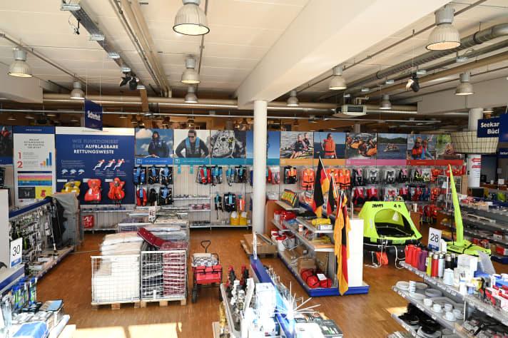 Ampio assortimento di prodotti per gli sport acquatici nel negozio di Amburgo