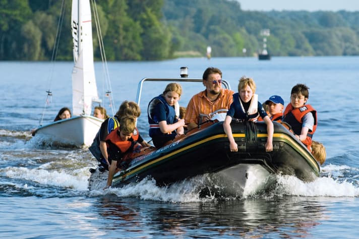 Entraînement des jeunes en utilisant un bateau de sécurité motorisé au milieu de la nature. Il n'est pas certain que cela soit possible à l'avenir dans la zone centrale du futur parc national de la mer Baltique.