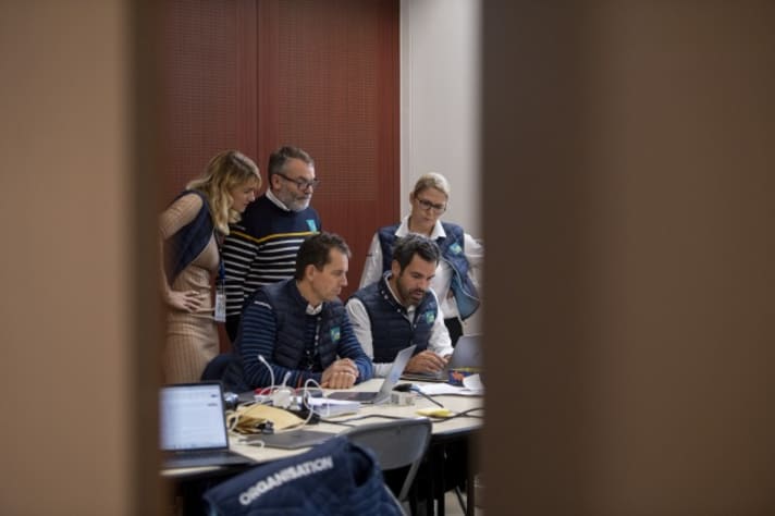 Mit ernsten Mienen diskutieren die Veranstalter die historisch erste Startverschiebung einer Auflage der Route du Rhum
