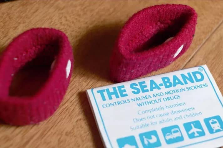Wissenschaftlich konnte Akkupressurbändern noch kein Effekt nachgewiesen werden. Manchen Seglern helfen sie trotzdem
