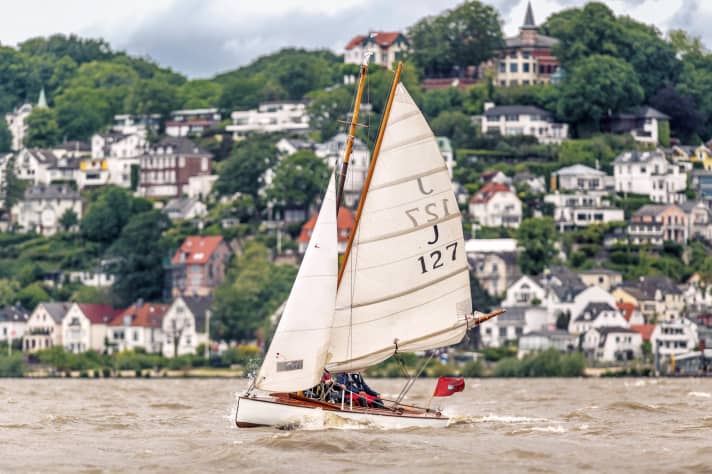 Die „Woge“ wurde vor 100 Jahren gebaut. Jacob rettete sie 1996 vor dem Feuer und segelt sie nun auf der Elbe