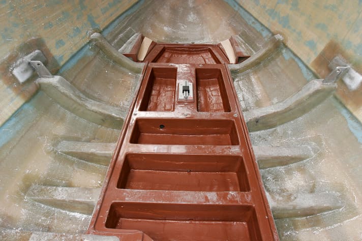 A steel floor assembly has advantages and disadvantages