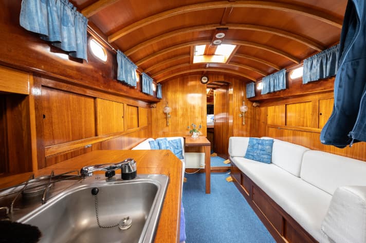 Pour un bateau de classe, l'espace dans le salon est énorme. La longue superstructure est dotée de nombreuses fenêtres, la luminosité est agréable.