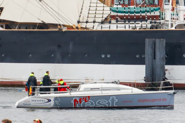 Mast gone, great disappointment: The "Protest" returns to the harbour