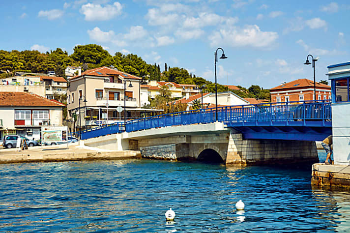 Le pont reliant le continent à l'île de Murter. En 2023, il n'ouvrira que tous les jours à 9h et 18h.