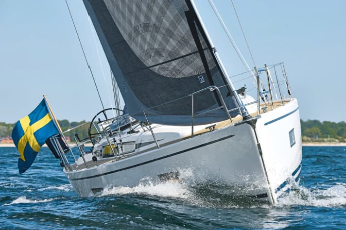 Confident sailing: The 39 is well rigged with main and jib. The steering behaviour is direct and very pleasant, the potential is easy to call up.