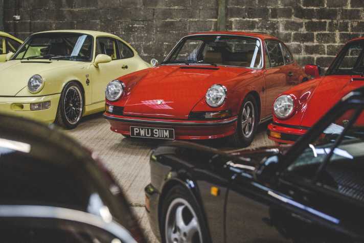 Lady in Red: Der rechtsgelenkte 911 T von 1973 trägt serienmäßiges Rot, ein härteres Fahrwerk, eine stärkere Bremse und den Motor eines 911 E.