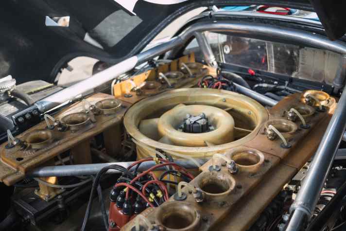 Zwölf Zylinder, rund 600 PS und 4,9 Liter Hubraum. Der riesige Motor mit horizontalem Lüfterrad liegt längs hinterm Fahrer.